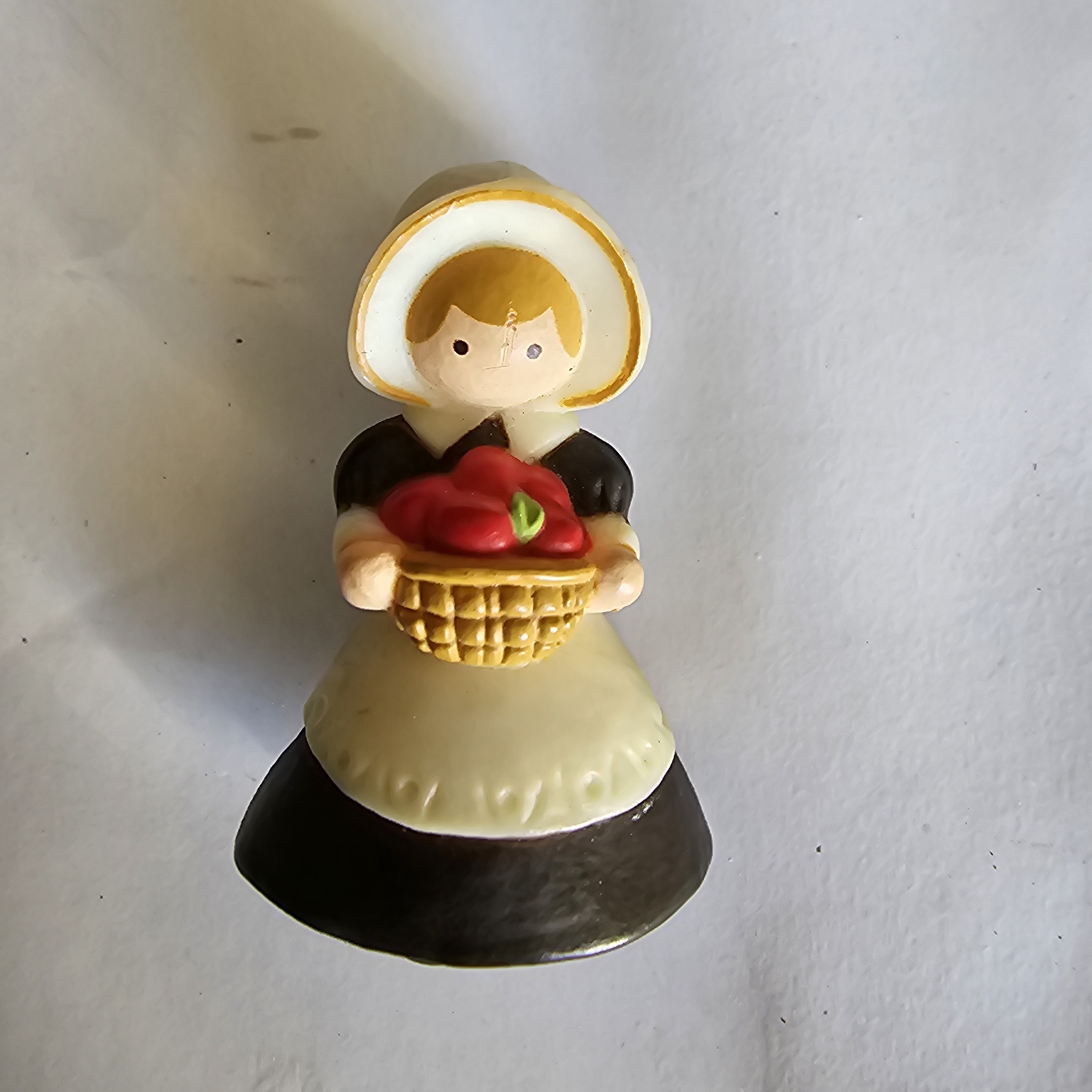 Vintage Hallmark Pilgrim Figurine With Basket Of Red Apples Brooch Thanksgiving 16$